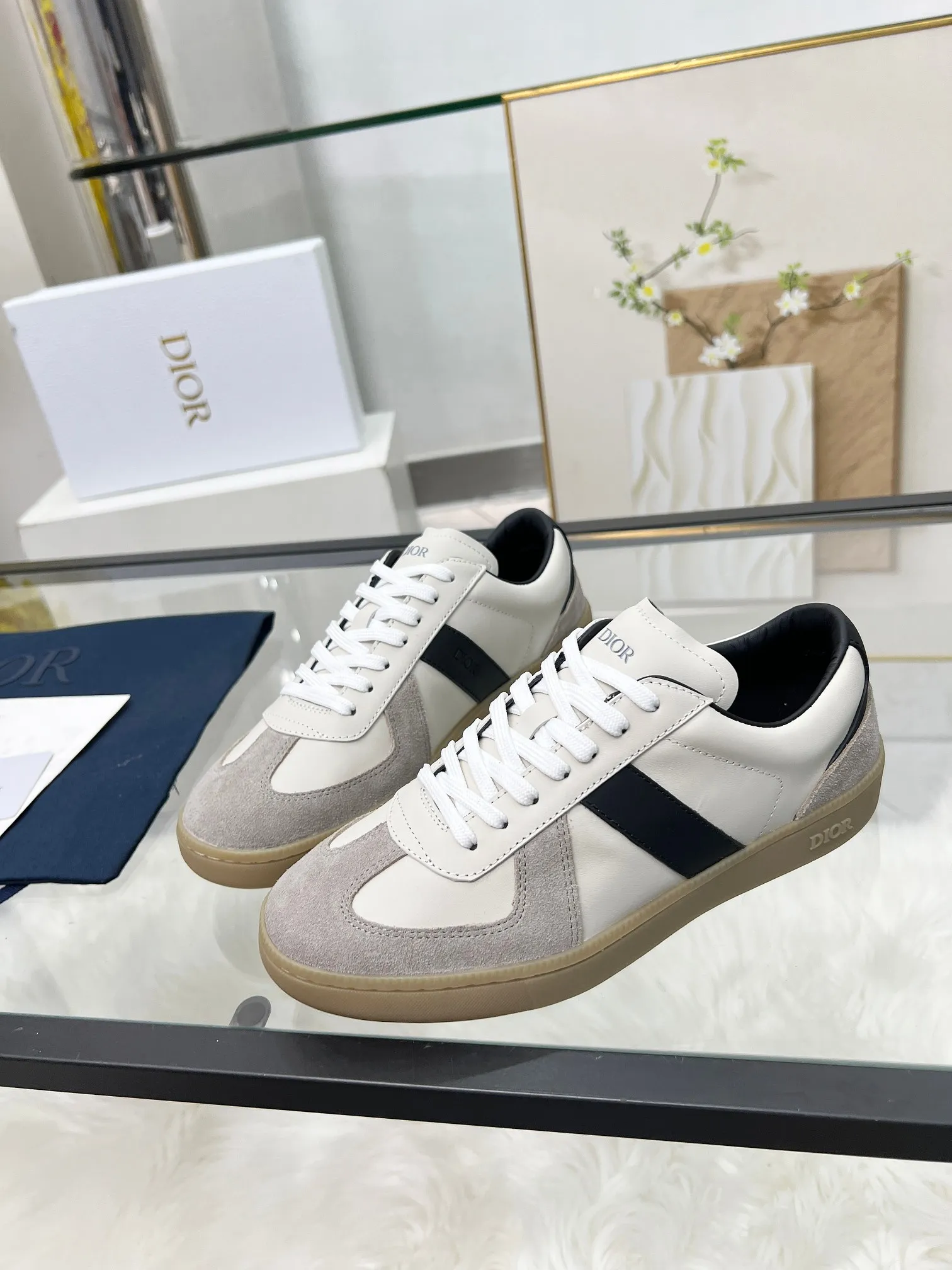 👟👟Ex-factory price 460👟👟Male size +10 correct✅ version. 𝐃𝐢𝐨𝐫 𝟮𝟱𝐏𝐫𝐞-𝐅𝐚𝐥𝐥 𝐁𝐞𝐫𝐥𝐢𝐧 𝟬𝟭 Dior B01 couple casual moral training shoes white shoes sneakers late 90s fashion brand Maison Margiela purchased GAT in large quantities and gave them a makeover. This shoe type of De Xun officially started its fashion journey. Original: Top layer of cowhide, cowhide lining, original outsole Size: 35-45 (40 for women, 45 for men, custom made, non-refundable)